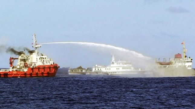 Tàu Trung Quốc phun vòi rồng vào tàu Việt Nam. Ảnh: Internet