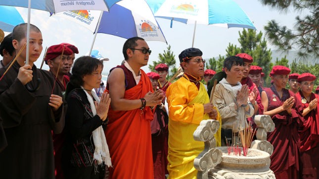 Đức Pháp Vương Gyalwang Drukpa cùng Tăng đoàn thành kính thắp hương viếng Đại tướng Võ Nguyên Giáp tại Vũng Chùa – Đảo Yến. Ảnh: Drukpa Việt Nam