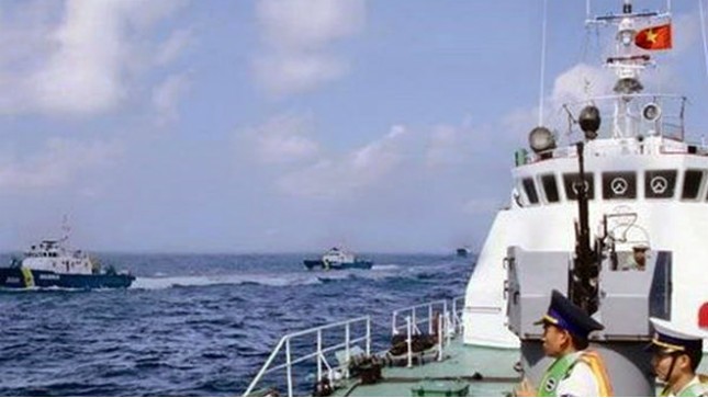 Tàu kiểm ngư Việt Nam đang bảo vệ ngư dân khai thác biển