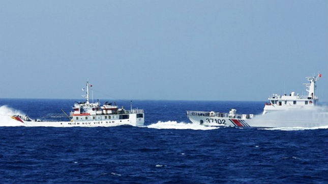 Tàu Trung Quốc tháo bạt che, phơi vũ khí đâm vào tàu chấp pháp Việt Nam