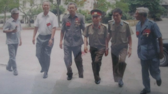 Ông Nguyễn Ngọc Cơ - Trưởng ban liên lạc Đoàn Viêng Chăn 83 trong một lần đón Đại tướng Võ Nguyên Giáp nhân ngày truyền thống