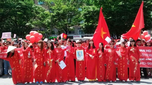 Người Việt tuần hành ở Busan (Hàn Quốc). Ảnh: Internet