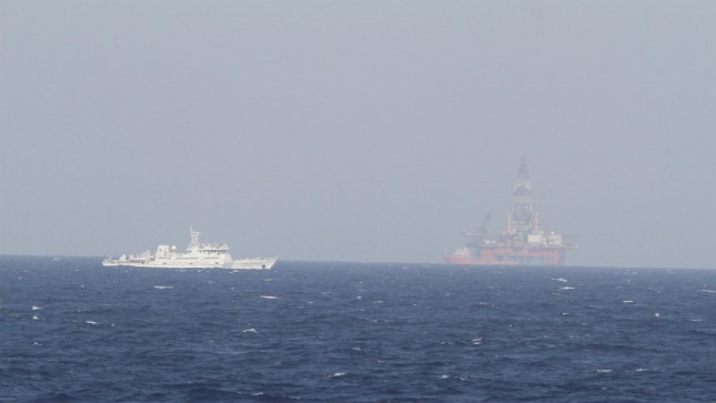 Tàu Trung Quốc được huy động để bảo vệ giàn khoan. Ảnh: Internet