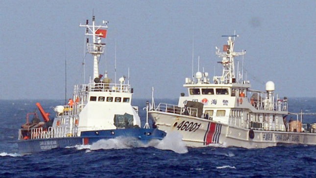 Tàu Trung Quốc đâm thẳng vào tàu chấp pháp Việt Nam