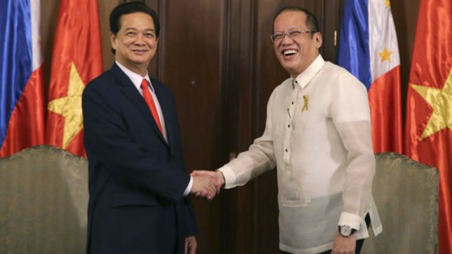 Thủ tướng Nguyễn Tấn Dũng hội đàm Tổng thống Philippines Bengino Aquino ngày 21-5. Ảnh: Reuters
