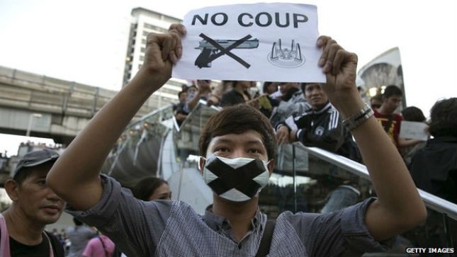 Những người biểu tình phản đối đảo chính. Ảnh: Getty Images