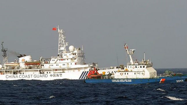 Tàu Cảnh sát Biển Trung Quốc đuổi sát tàu Cảnh sát Biển Việt Nam. Ảnh: AFP