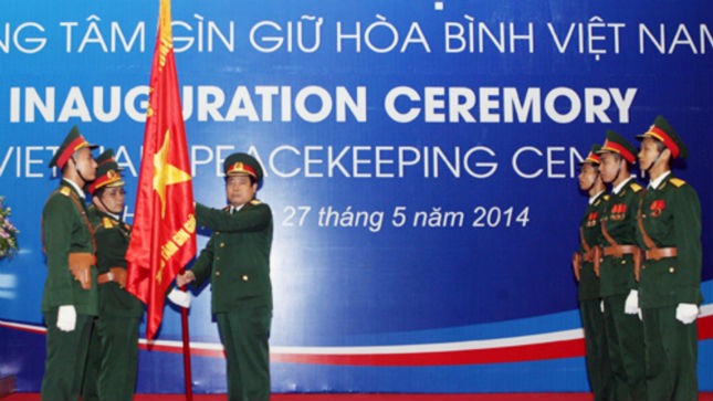 Đại tướng Phùng Quang Thanh trao Quân kỳ Quyết thắng cho Trung tâm Gìn giữ hòa bình Việt Nam