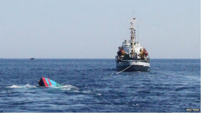 Tàu cá Việt Nam bị tàu Trung Quốc đâm chìm. Ảnh: Reuters