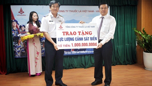 Đại diện Vinataba trao tặng 1 tỷ đồng cho lực lượng Cảnh sát biển Việt Nam