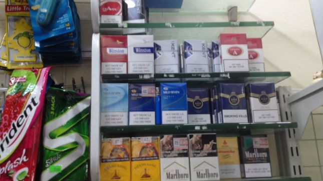 Các nhãn thuốc lá không in hình cảnh báo sức khỏe bày bán công khai cùng các nhãn hàng chấp hành nghiêm túc