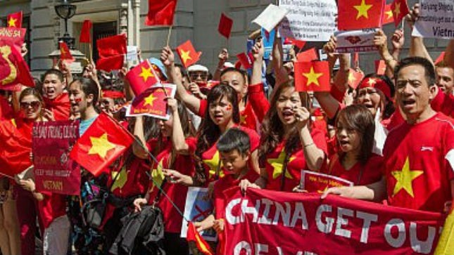 Người Việt phản đối Trung Quốc hạ đặt trái phép giàn khoan trong vùng biển của Việt Nam. Ảnh: Internet