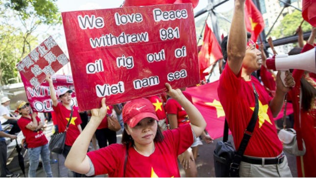 Người Việt Nam biểu tình phản đối Trung Quốc. Ảnh: Internet