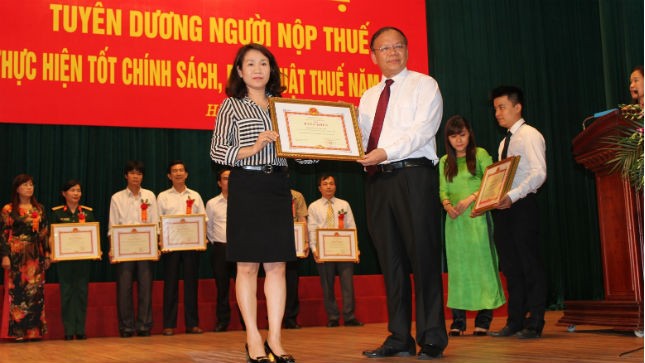 Bà Phạm Thị Phú Lợi - đại diện Báo PLVN nhận Bằng khen của Bộ Tài chính