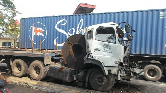 Xe container phanh gấp gây tai nạn, tài xế bị thương nặng