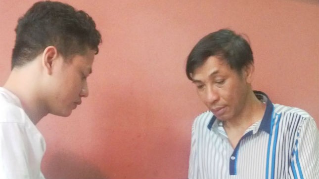 Ông Nguyễn Khắc Minh (bên phải), con trai ông Phấn trình bày sự việc với phóng viên Báo PLVN
