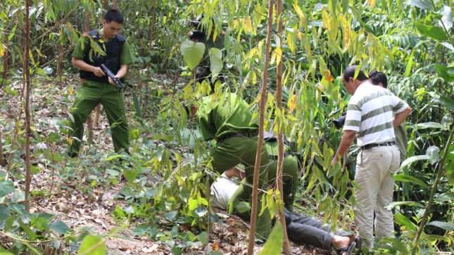 6 tháng đầu năm 2014, đã có gần 4000 đối tượng truy nã bị bắt giữ. Trong ảnh: Một tổ công tác của Công an Điện Biên bắt giữ đối tượng truy nã