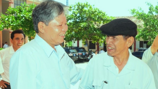 Bộ trưởng Hà Hùng Cường thân mật thảo luận với cử tri huyện Quảng Ninh bên lề hội nghị tiếp xúc