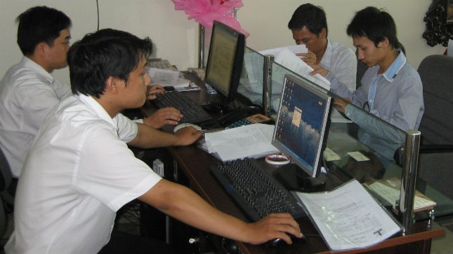 Người dân đến làm thủ tục tại một Văn phòng công chứng ở Hà Nội