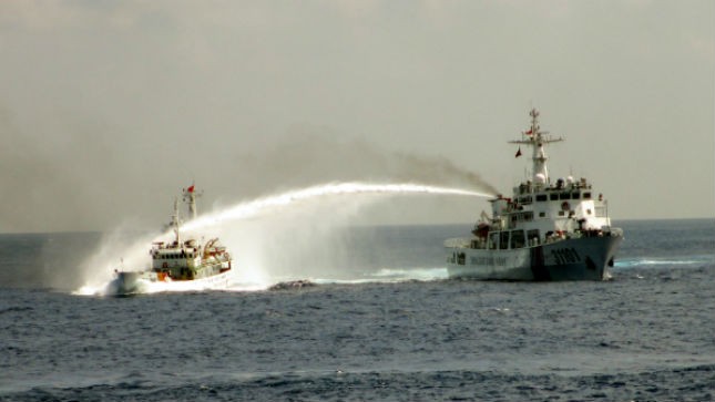 Tàu Trung Quốc (phải) phun vòi rồng vào tàu Cảnh sát Biển Việt Nam. Ảnh: AP