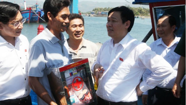 Trưởng Ban Kinh tế Trung ương tặng quà ngư dân Hoàng Sa