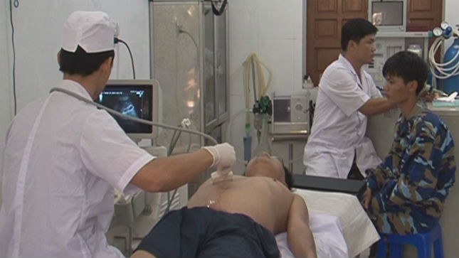 Chăm sóc sức khỏe ở Bệnh xá Trường Sa. Ảnh: Nguyễn Nam
