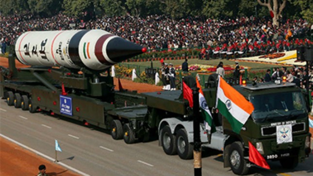 Tên lửa đạn đạo chiến lược Agni-5 với tầm bắn 5000km do Ấn Độ sản xuất. Ảnh: inquirer.net