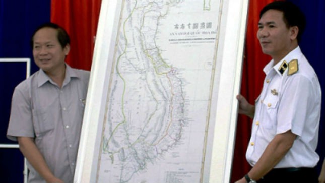 Hải Phòng trao tặng Quân chủng Hải quân nhân dân bản đồ về Hoàng Sa, Trường Sa