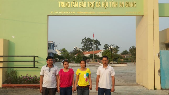 Hai nạn nhân Nguyễn Thị Hiền và Lê Thị Hồng Khuyên được các trinh sát bàn giao cho Trung tâm hỗ trợ xã hội tỉnh An Giang