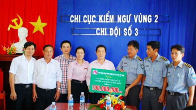 Chủ tịch Công đoàn NHCSXH Đoàn Văn Khải (bên trái) tặng quà cho Chi đội Kiểm ngư số 3