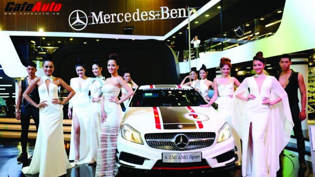 Dàn “chân dài” giới thiệu một mẫu xe sang mới của Mercedes