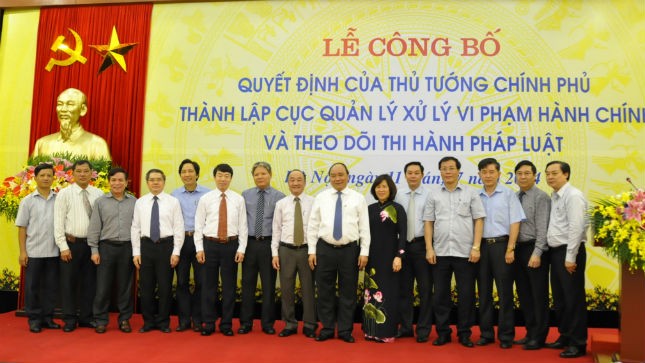 Phó Thủ tướng Nguyễn Xuân Phúc chụp ảnh lưu niệm cùng lãnh đạo Bộ Tư pháp và các đại biểu tại buổi lễ