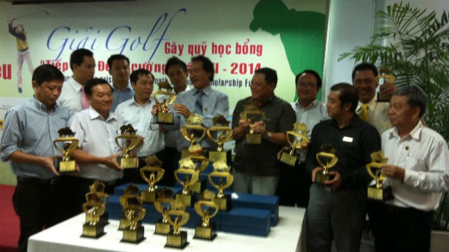 Ban tổ chức Giải Golf và các doanh nhân tài trợ chụp ảnh lưu niệm với những chiếc Cup