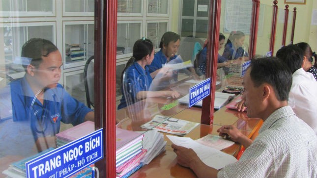 Cán bộ bộ phận một cửa ở Bạc Liêu hướng dẫn người dân làm thủ tục hành chính