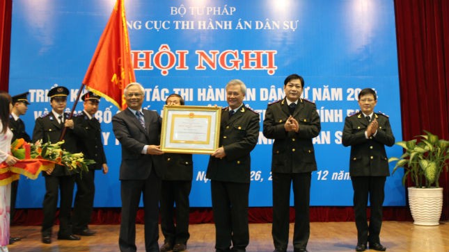 Phó Chủ tịch Quốc hội Uông Chu Lưu trao Huân chương Lao động hạng Ba cho Tổng cục THADS
