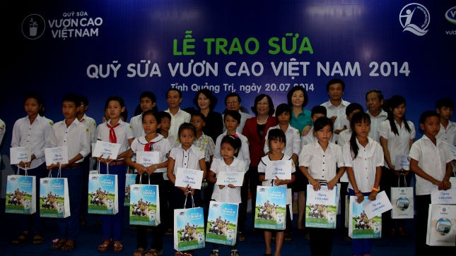 Quỹ sữa “Vươn Cao Việt Nam”: Trao 72.270 ly sữa cho trẻ em tỉnh Quảng Trị