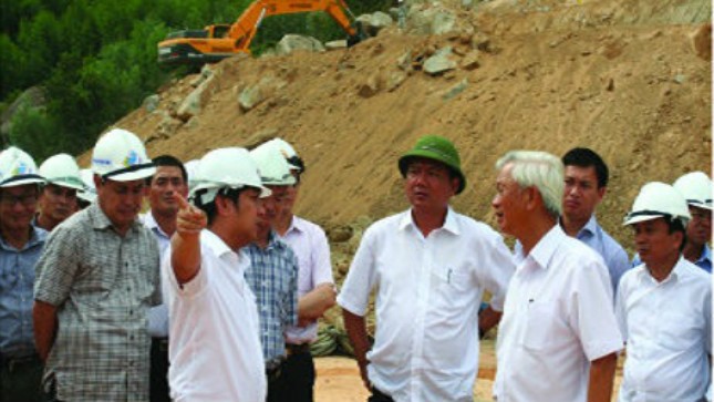 Ông Hồ Minh Hoàng (người chỉ tay) – Tổng Giám đốc Cty Đèo Cả đang báo cáo với Bộ trưởng Đinh La Thăng (đứng giữa) tại công trường