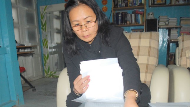 Bà Phạm Thị Bạch Tuyết cùng những lá đơn kêu oan cho chồng