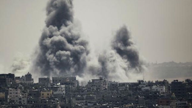 Khói bốc lên từ phía Đông Gaza trong một đợt tấn công của Israel hôm 27/7. Ảnh: Reuters