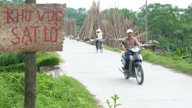 Hàng ngàn hộ dân khu vực Thanh Oai đang đối mặt với nguy cơ sạt lở mất nhà, mất đất khi mùa mưa bão đến gần