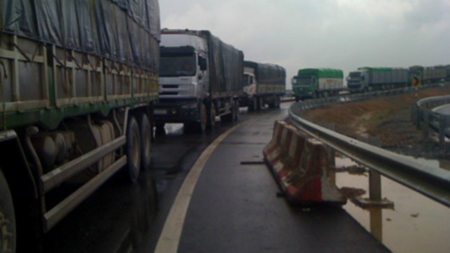 Xe quá tải chạy ầm ầm trên cao tốc Nội Bài - Lào Cai chưa thi công xong để né các trạm cân