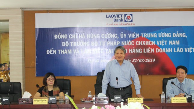 Bộ trưởng Hà Hùng Cường thăm Ngân hàng liên doanh Lào Việt