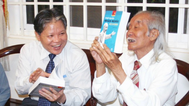 Cụ Hòe tặng cuốn Hồi ký cho Bộ trưởng Hà Hùng Cường
