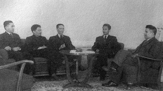 Phái đoàn Việt Nam tại Hội nghị Giơ-ne-vơ năm 1954. Từ trái qua: Các ông Trần Công Tường, Hoàng Văn Hoan, Tạ Quang Bửu, Phạm Văn Đồng, Phan Anh