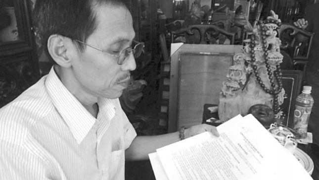 Ông Nguyễn Mười với chồng đơn thư khiếu kiện