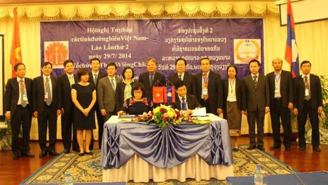 Bộ trưởng Bộ Tư pháp Việt Nam Hà Hùng Cường và Bộ trưởng Bộ Tư pháp Lào Cha -lơn Nhia - Pao- hơ chứng kiến Lễ ký Chương trình hợp tác giữa hai Bộ Tư pháp (tháng 7/2014)