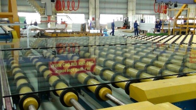 Dây chuyền sản xuất tại Nhà máy Kính nổi Chu Lai
