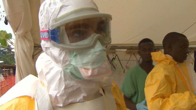 Các nhân viên y tế tại tâm bão Ebola ở Tây Phi