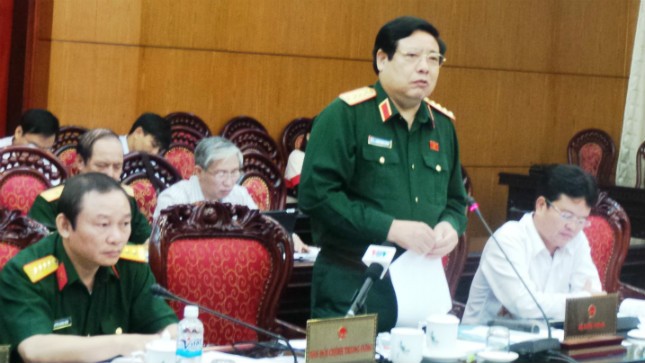 Bộ trưởng Phùng Quang Thanh trình bày Tờ trình về Dự thảo Luật NVQS  (sửa đổi)
