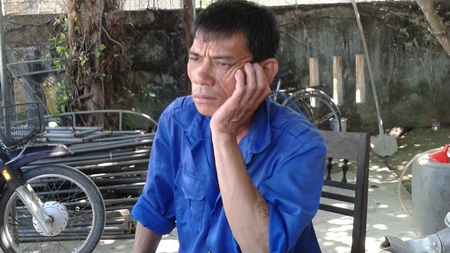 Ông Nguyễn Văn Hợp (xã Đức Thanh) buồn rầu vì bỗng dưng bị biến thành… con nợ